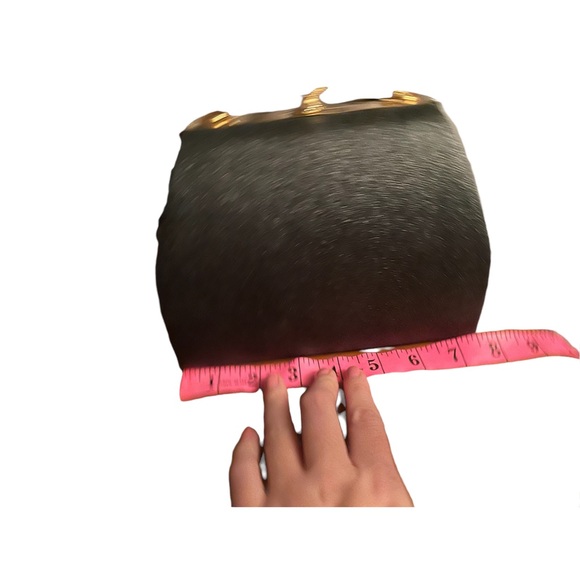 Vintage Black Clamshell Handbag with Gold Hardware - Picture 5 of 12